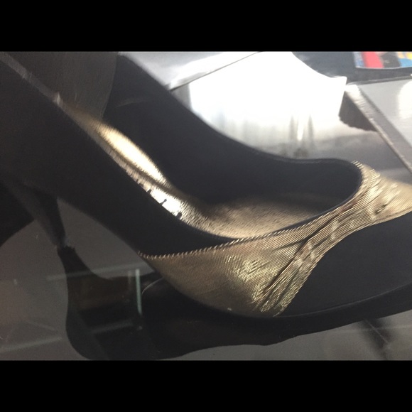 BLACK/GOLD HEELS - Picture 5 of 8